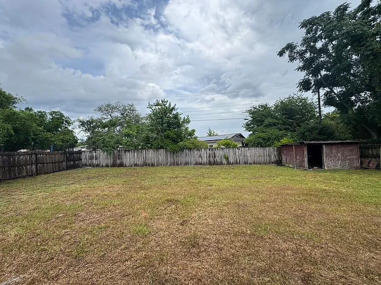 1199 Lawrence Ave — Photo 20