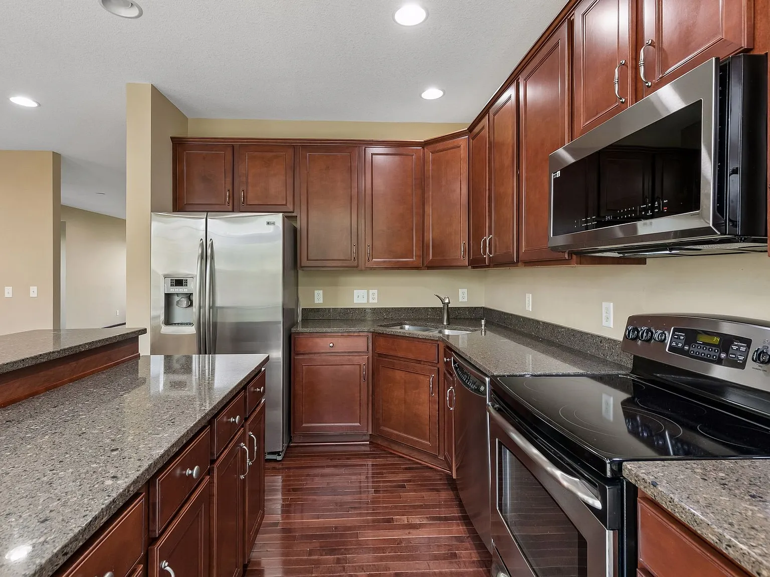 Spacious 3 Bed, 3.5 Bath Townhome in Desirable Eden Prairie — Photo 3
