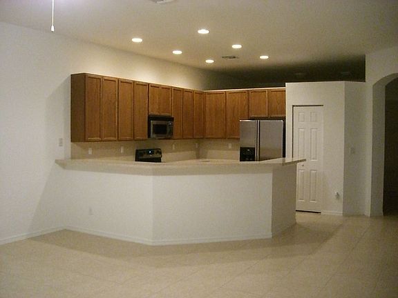 42" Wood Cabinets, Stainless Steel Appliances