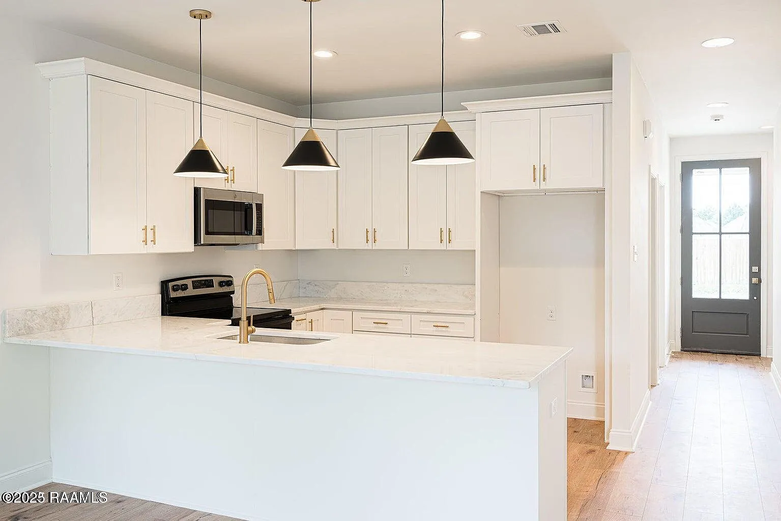 3 bed, 2.0 bath, 1324 sqft, $1,650 — Photo 4