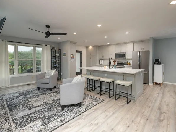 907 Rodeo Dr SE, Pine Island, MN 55963