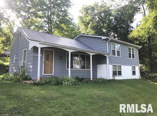 1106 N 2nd St, Leclaire, IA 52753