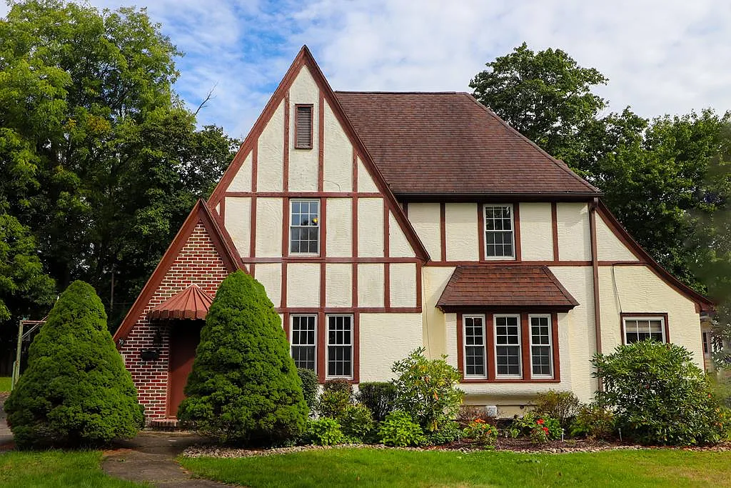 70 Larchmont Rd photo 1