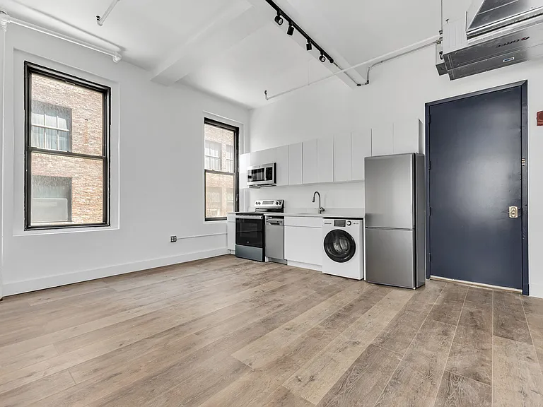 255 W 36th St #1002 — Photo 1