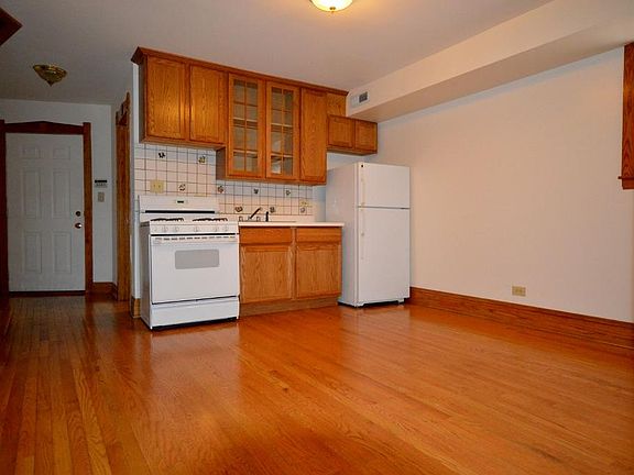 3rd image of 2116 W Berteau Ave #1