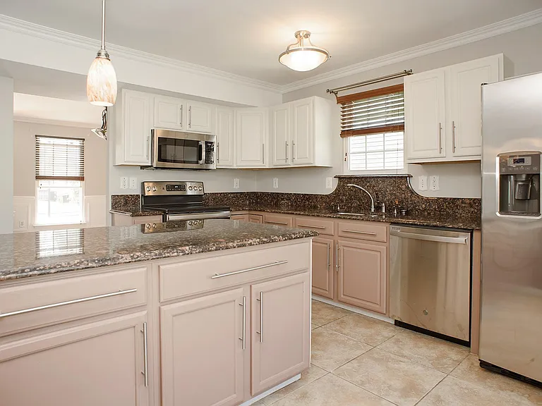 1772 Grande View Ave — Photo 18