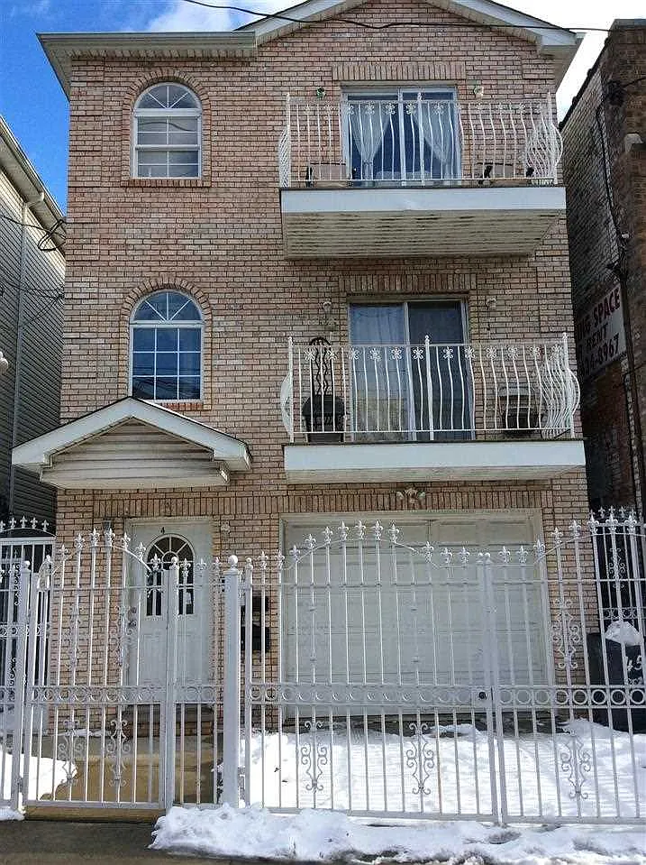 458 Bergen Ave photo 1