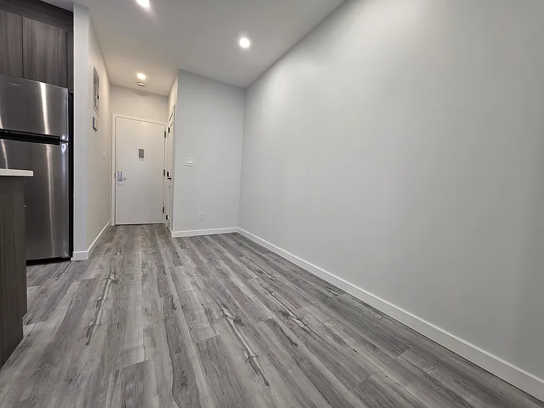 411 Grand St #2R — Photo 4
