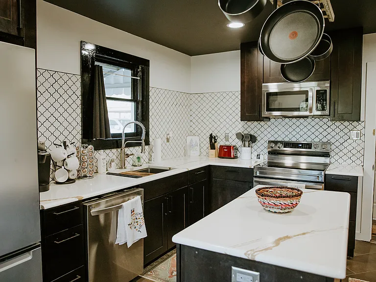 604 W Pecan St — Photo 34
