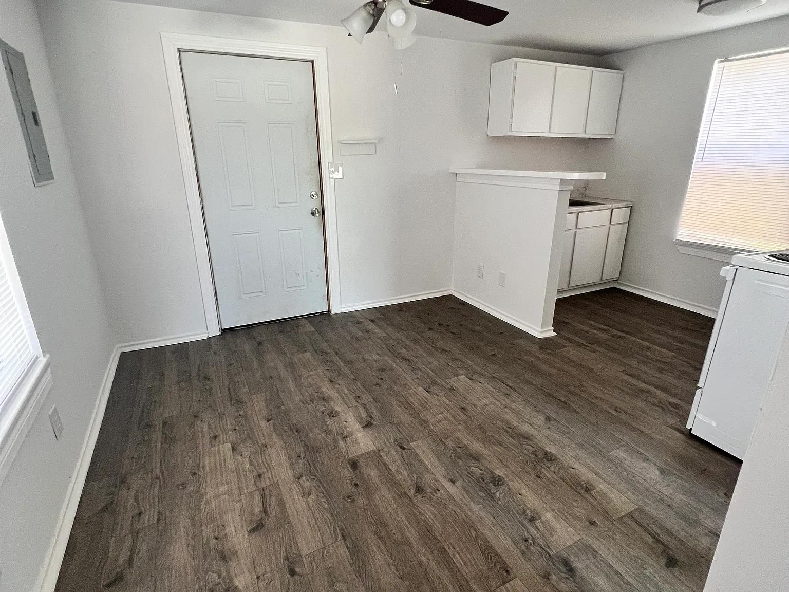 303 W Richard — Photo 4