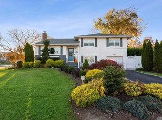 1320 Diane Dr, Seaford, NY 11783