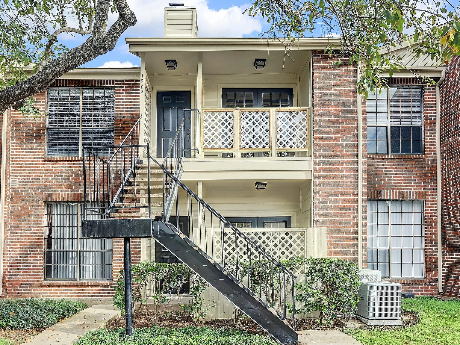 2 bed, 2.0 bath, 925 sqft, $1,550 — Photo 2
