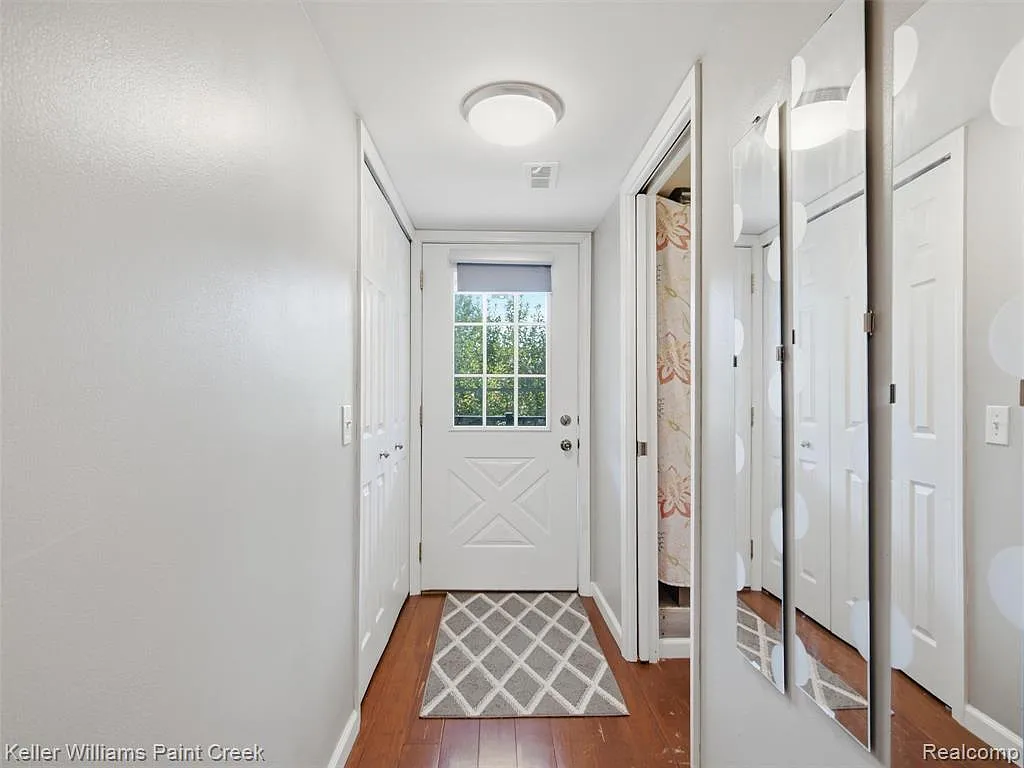 2 bed, 1.0 bath, 965 sqft, $1,700 — Photo 3