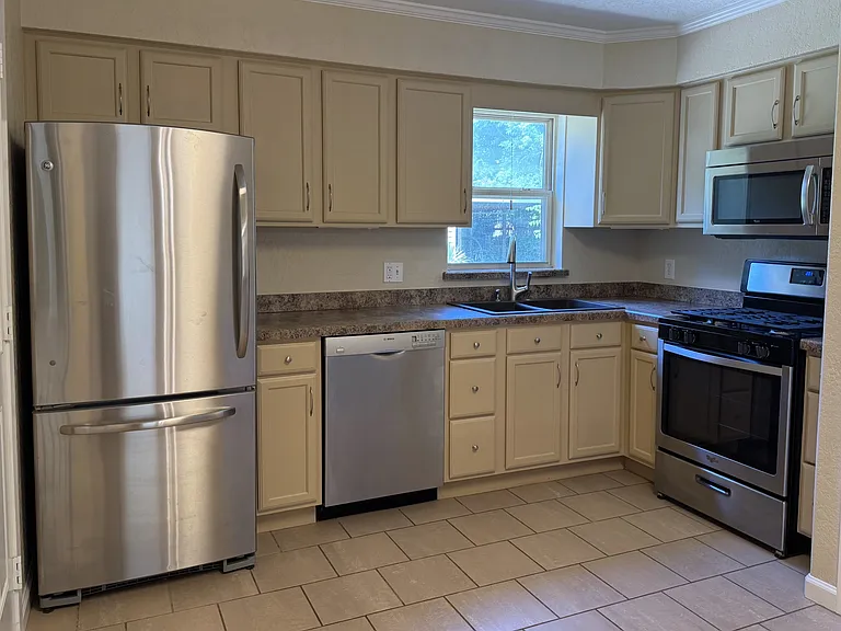 635 Pine St — Photo 5