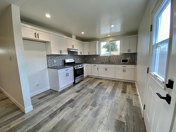 4th image of 21416 1/2 Berendo Ave