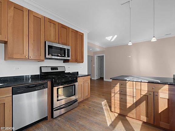 5th image of 1426 W Lunt Ave APT 1S