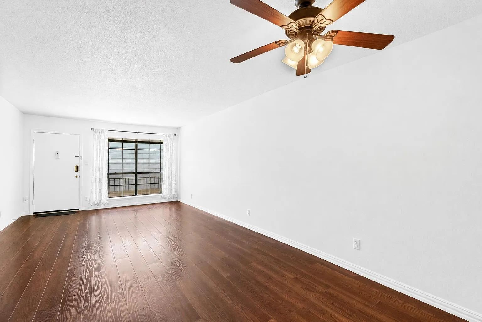 2 bed, 2.0 bath, 983 sqft, $1,600 — Photo 3