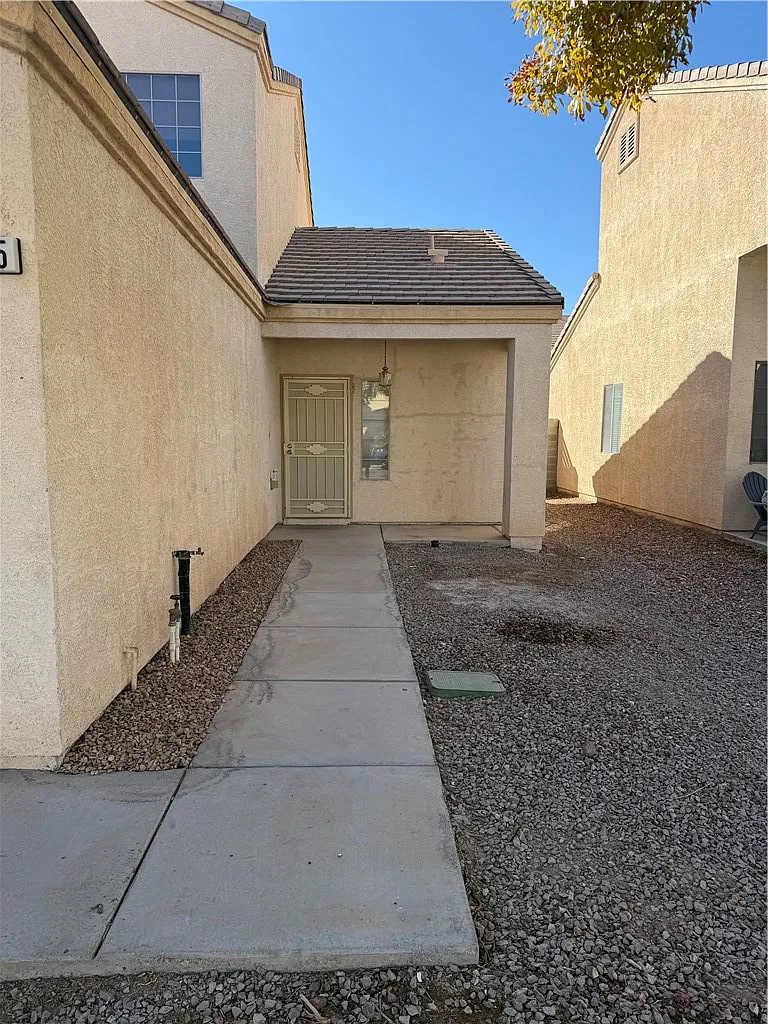 4 bed, 2.5 bath, 1882 sqft, $2,300 — Photo 3