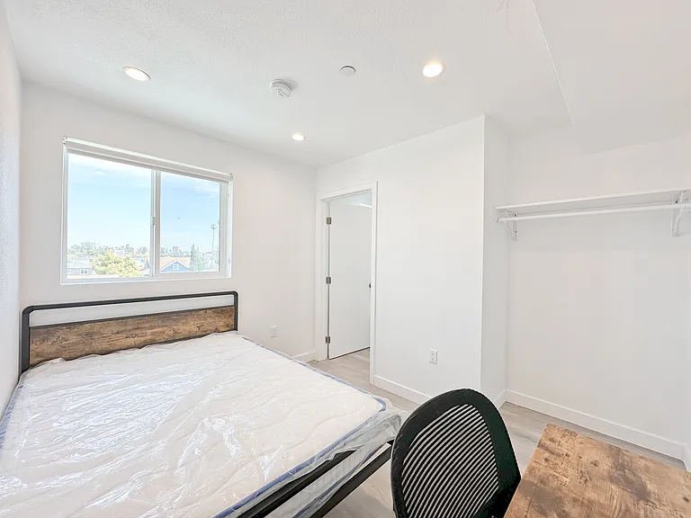 1363 1/2 W 35th St #9 — Photo 32