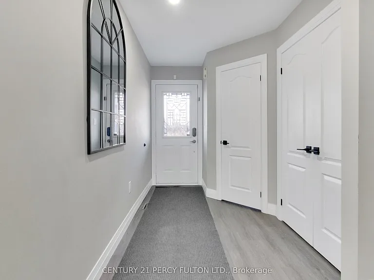 19 Odessa Cres — Photo 4