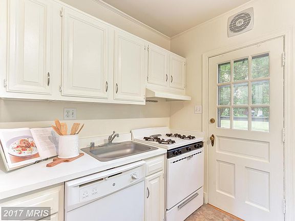 5th image of 1415 S Barton St Unit 257