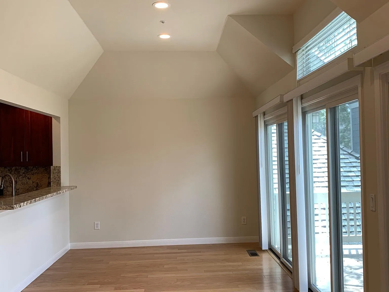 1042 Hull Ln — Photo 3