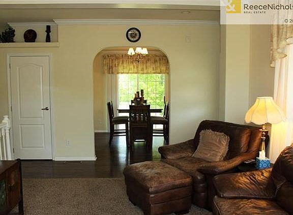 Beautiful crown molding and plant shelves throughout.