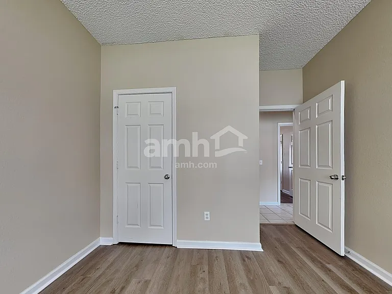 521 Amsonia Cir — Photo 16