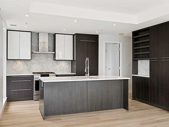4th image of 930 S 16th Ave SW #602