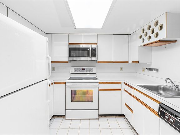 5th image of 975 Massachusetts Ave APT 307