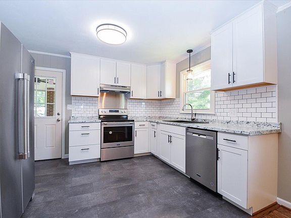 4th image of 818 Woodhaven Dr
