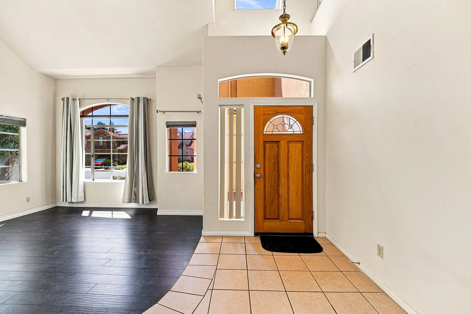 5 bed, 2881 sqft, $5,445 — Photo 4