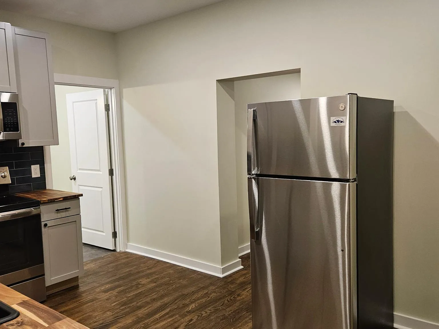 3 bed, 1102 sqft, $2,100 — Photo 2