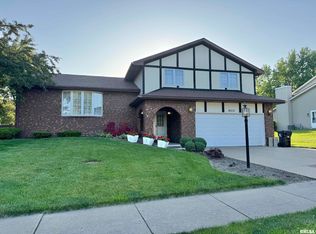 6515 N Camelot Rd, Peoria, IL 61615