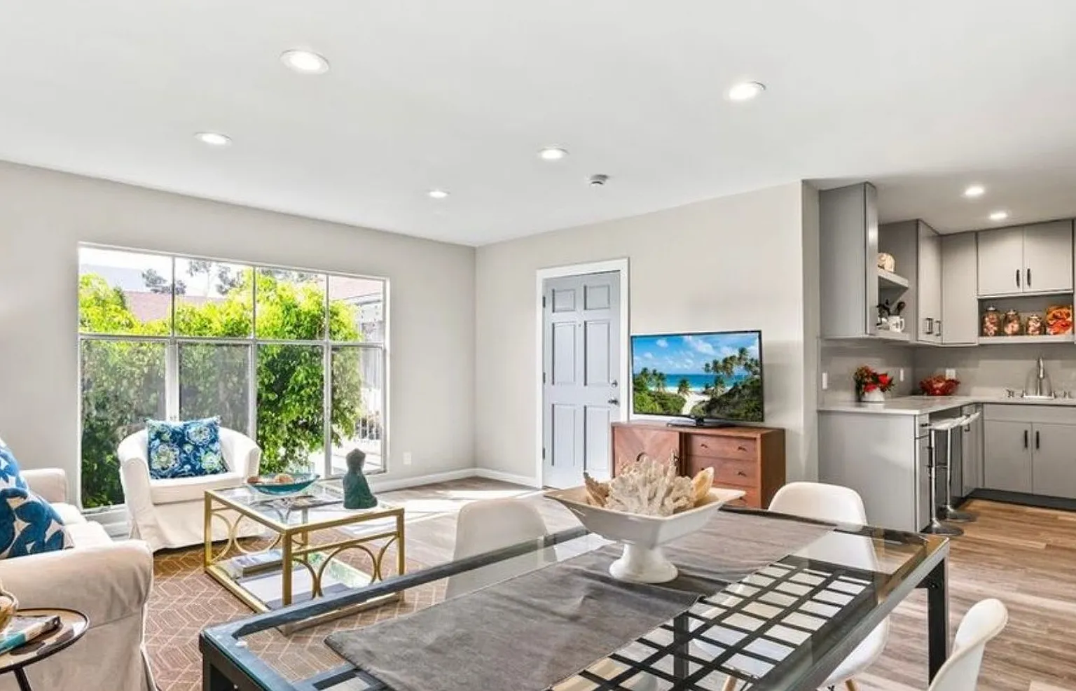 Upper 2BD Santa Monica Retreat with Pool, Parking & Gated Access — Photo 2
