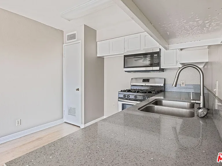 820 S Saint Andrews Pl #303 — Photo 10