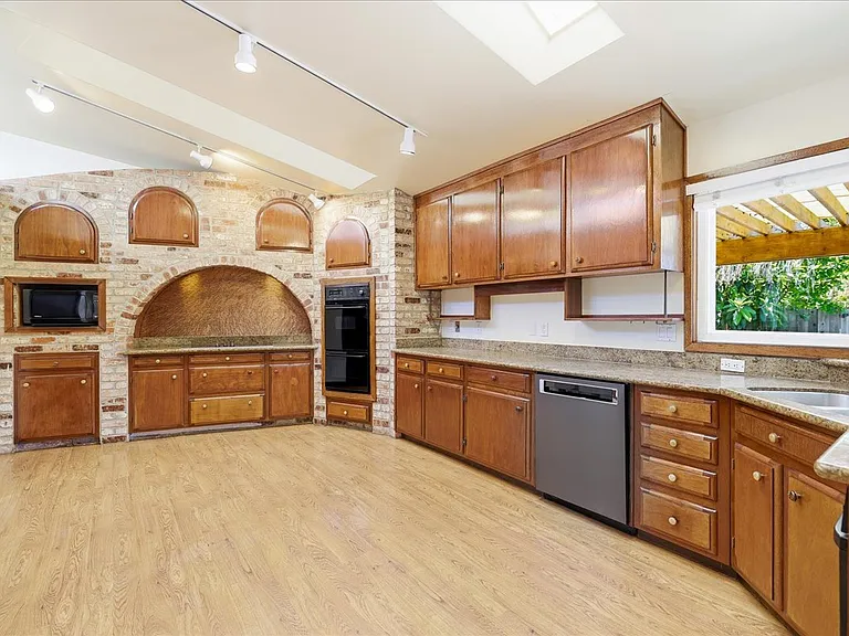657 Sandy Hook Ct — Photo 10