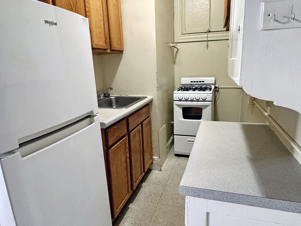1st image of 215 Essex St #3