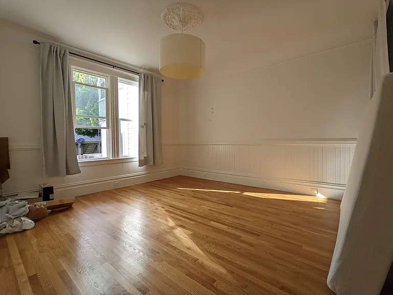 154 Tiffany Ave — Photo 2