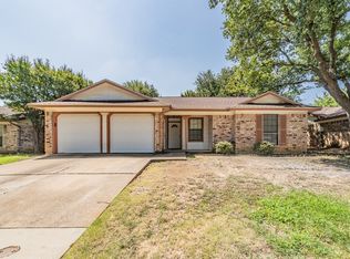 214 Kalmia Dr, Arlington, TX 76018
