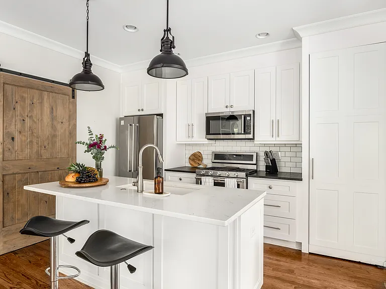 393 N Highland Ave NE #B — Photo 3