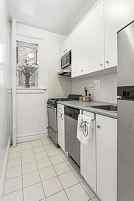 4th image of 304 W 75th St APT 3H