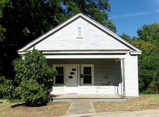 554 W Peachtree St, Woodruff, SC 29388