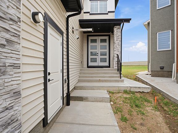 3rd image of 304 33rd Ave NW