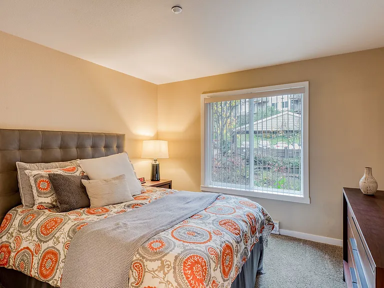 Sunset Summit Apartments — Photo 20