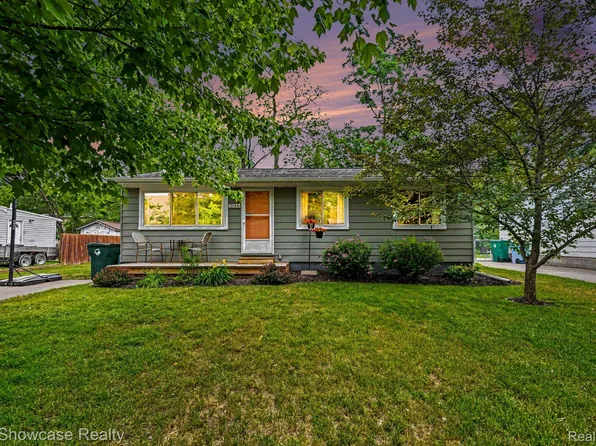 3186 Roselawn St, Walled Lake, MI 48390