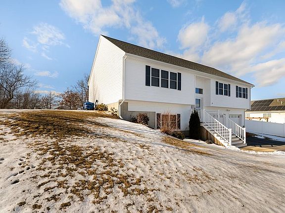 3rd image of 29 Gedney Dr