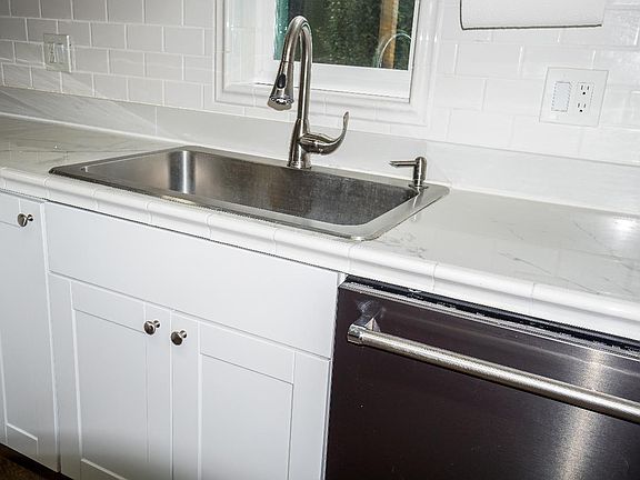 4th image of 546 Colonial Park Drive