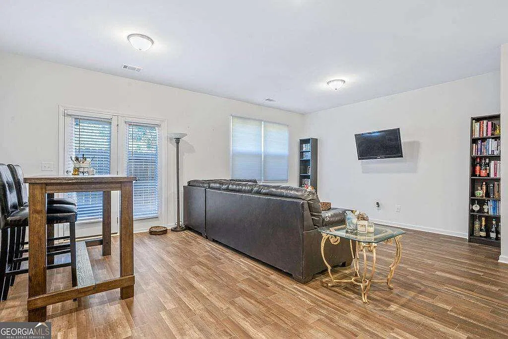 3 bed, 2.5 bath, 1572 sqft, $2,200 — Photo 4