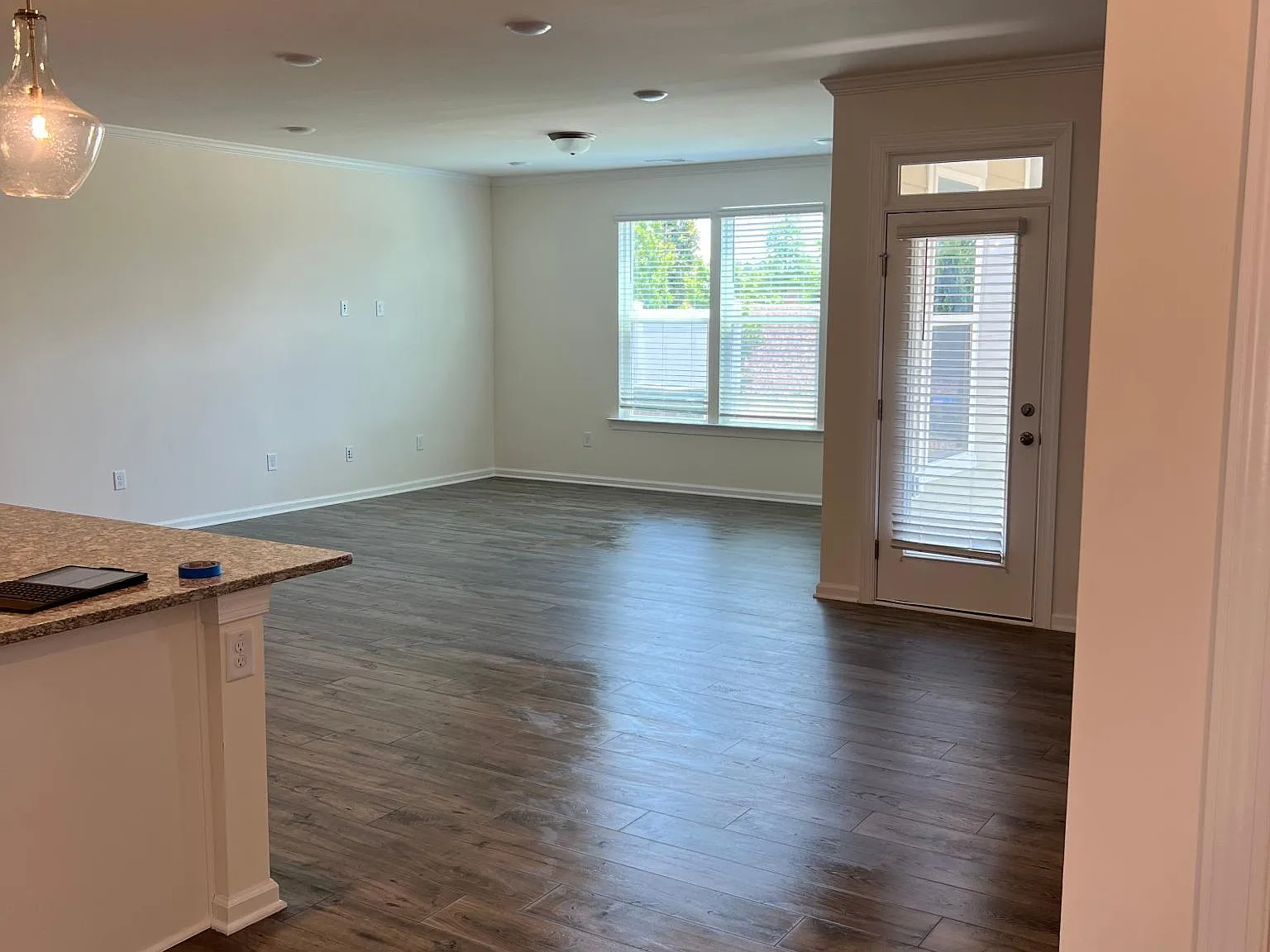 3 bed, 2.5 bath, 2500 sqft, $2,400 — Photo 4